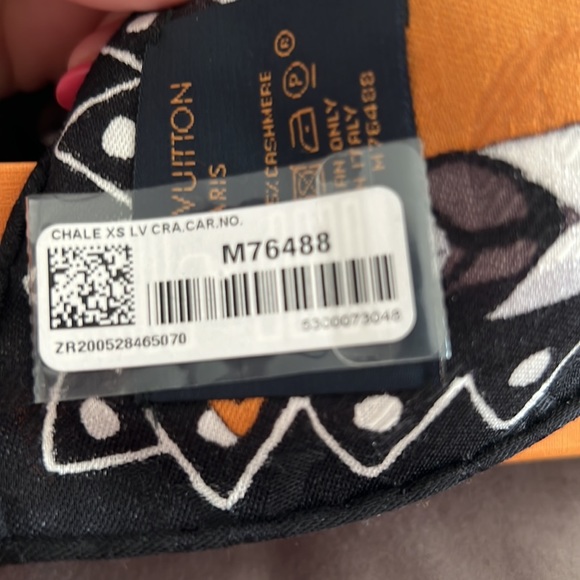 Brand new Louis Vuitton shawl. Tags still on. In box with duster bag. - Picture 5 of 5